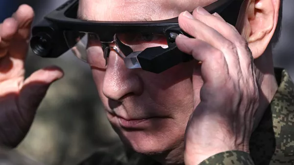 Президент РФ Владимир Путин примеряет тепловизионные очки Стрекоза во время осмотра вооружения, военной и специальной техники в Нижегородской области (16 сентября 2025). - Sputnik Армения