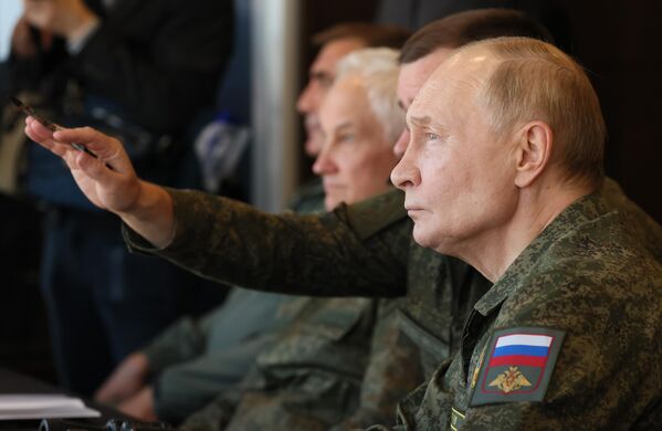 Путин наблюдает из командного пункта за действиями войск на совместном стратегическом учении &quot;Запад-2025&quot;.  - Sputnik Армения