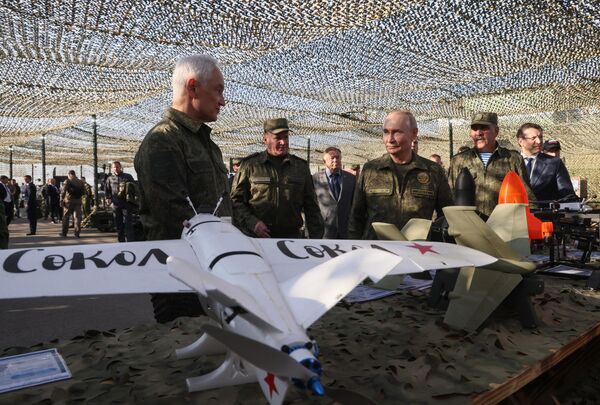 Президент РФ Владимир Путин осматривает вооружение, военную и специальную технику в ходе рабочей поездки в Нижегородскую область (16 сентября 2025). - Sputnik Армения