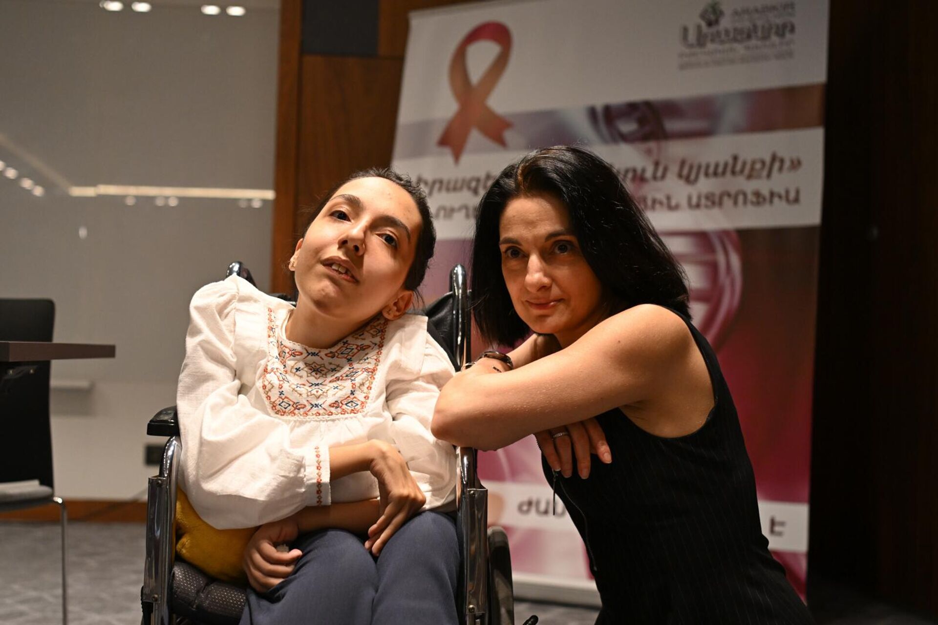 Ануш Геворкян (слева) на пресс-конференции на тему Инновации в лечении спинальной мышечной атрофии и значение генной терапии (17 сентября 2025). Еревaн - Sputnik Армения, 1920, 18.09.2025