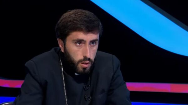 Пастор Ованаванка, отец Арам Асатрян дает интервью Первому каналу (16 сентября 2025). Еревaн - Sputnik Армения