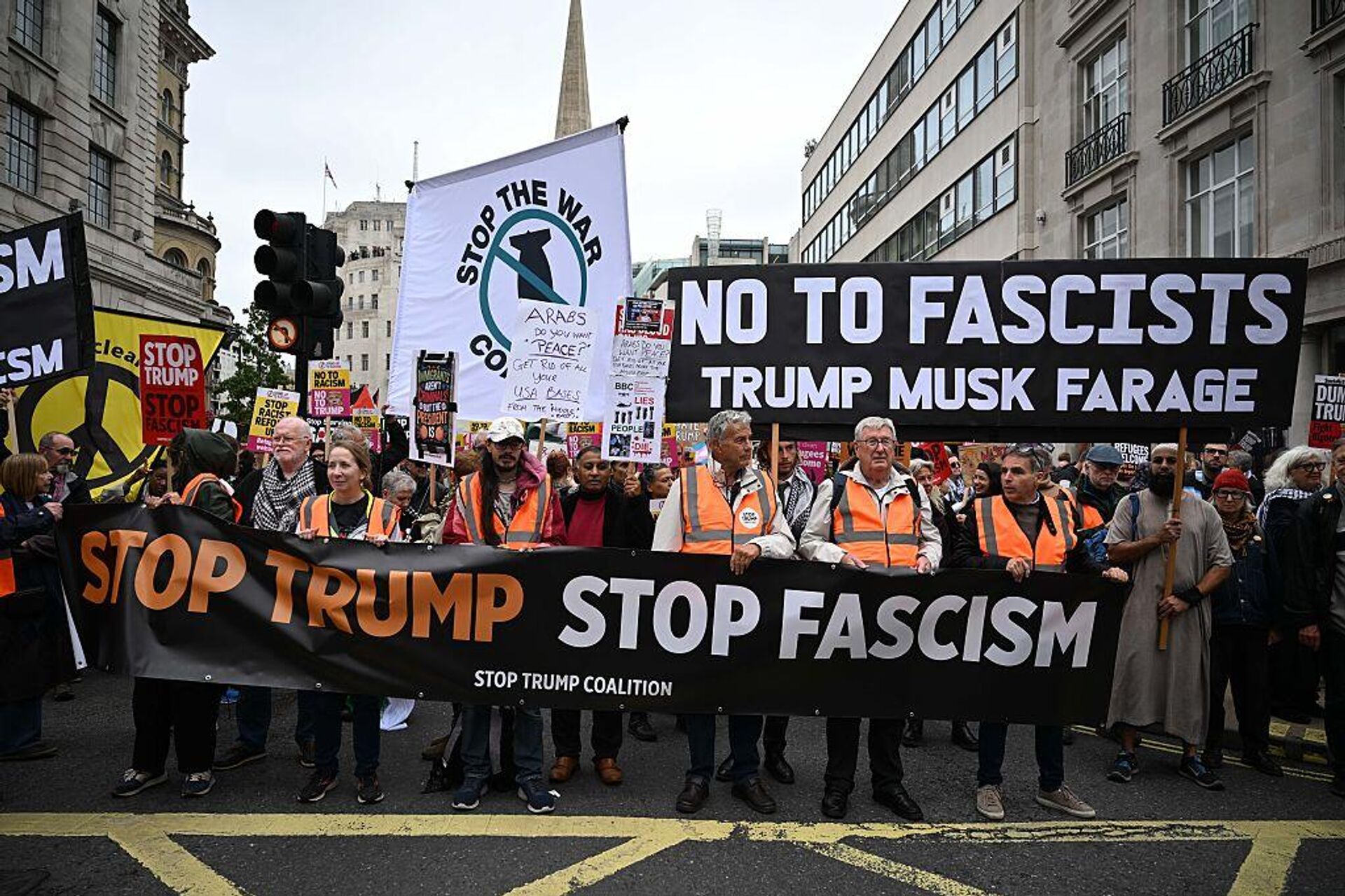 Демонстранты принимают участие в марше протеста против официального визита президента США Дональда Трампа в Соединенное Королевство (17 сентября 2025). Лондон - Sputnik Արմենիա, 1920, 17.09.2025