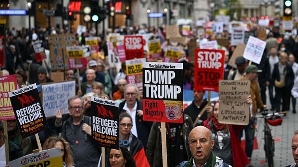 Демонстранты принимают участие в марше протеста против официального визита президента США Дональда Трампа в Соединенное Королевство (17 сентября 2025). Лондон - Sputnik Армения