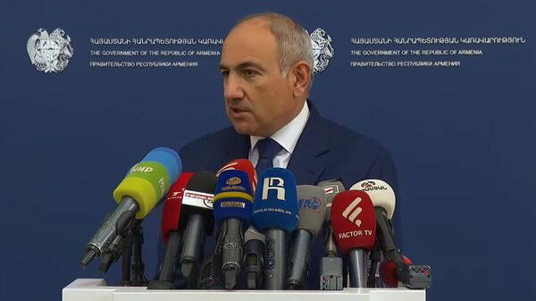 Премьер-министр Никол Пашинян отвечает на вопросы журналистов после очередного заседания правительства (18 сентября 2025). Еревaн - Sputnik Армения