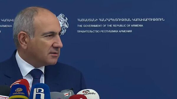 Премьер-министр Никол Пашинян отвечает на вопросы журналистов после очередного заседания правительства (18 сентября 2025). Еревaн - Sputnik Армения