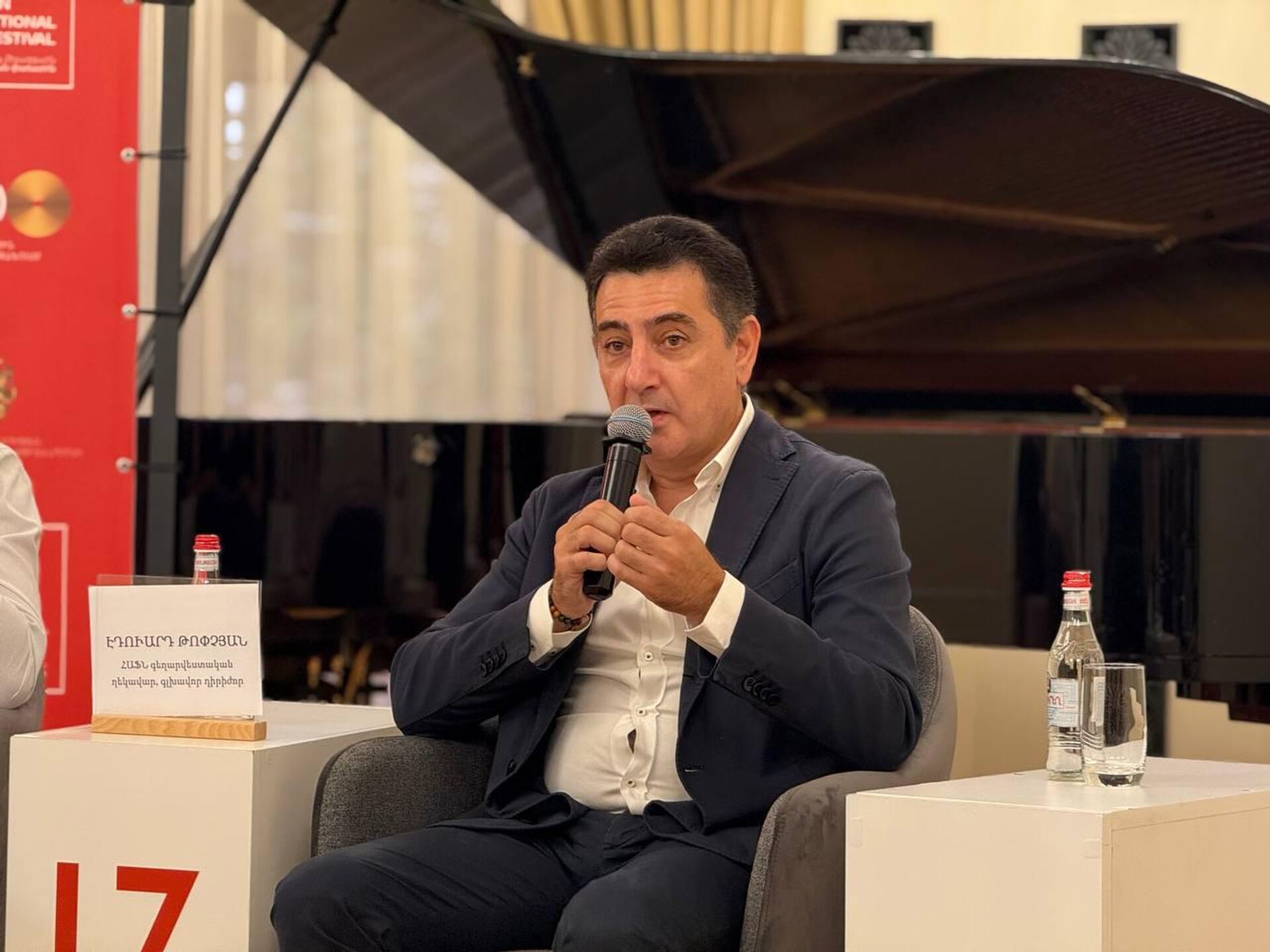 Худрук и главный дирижер национального филармонического оркестра Армении Эдуард Топчян во время пресс-конференции по открытию 100-го юбилейного концертного сезона (18 сентября 2025). Еревaн - Sputnik Արմենիա, 1920, 18.09.2025