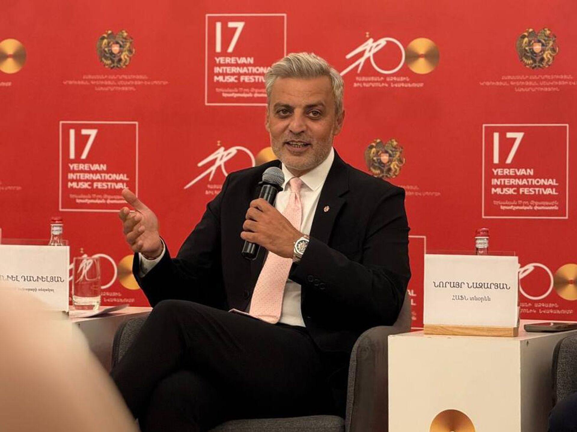 Замминистра ОНКС Даниэль Даниелян во время пресс-конференции национального филармонического оркестра Армении по открытию 100-го юбилейного концертного сезона (18 сентября 2025). Еревaн - Sputnik Արմենիա, 1920, 18.09.2025