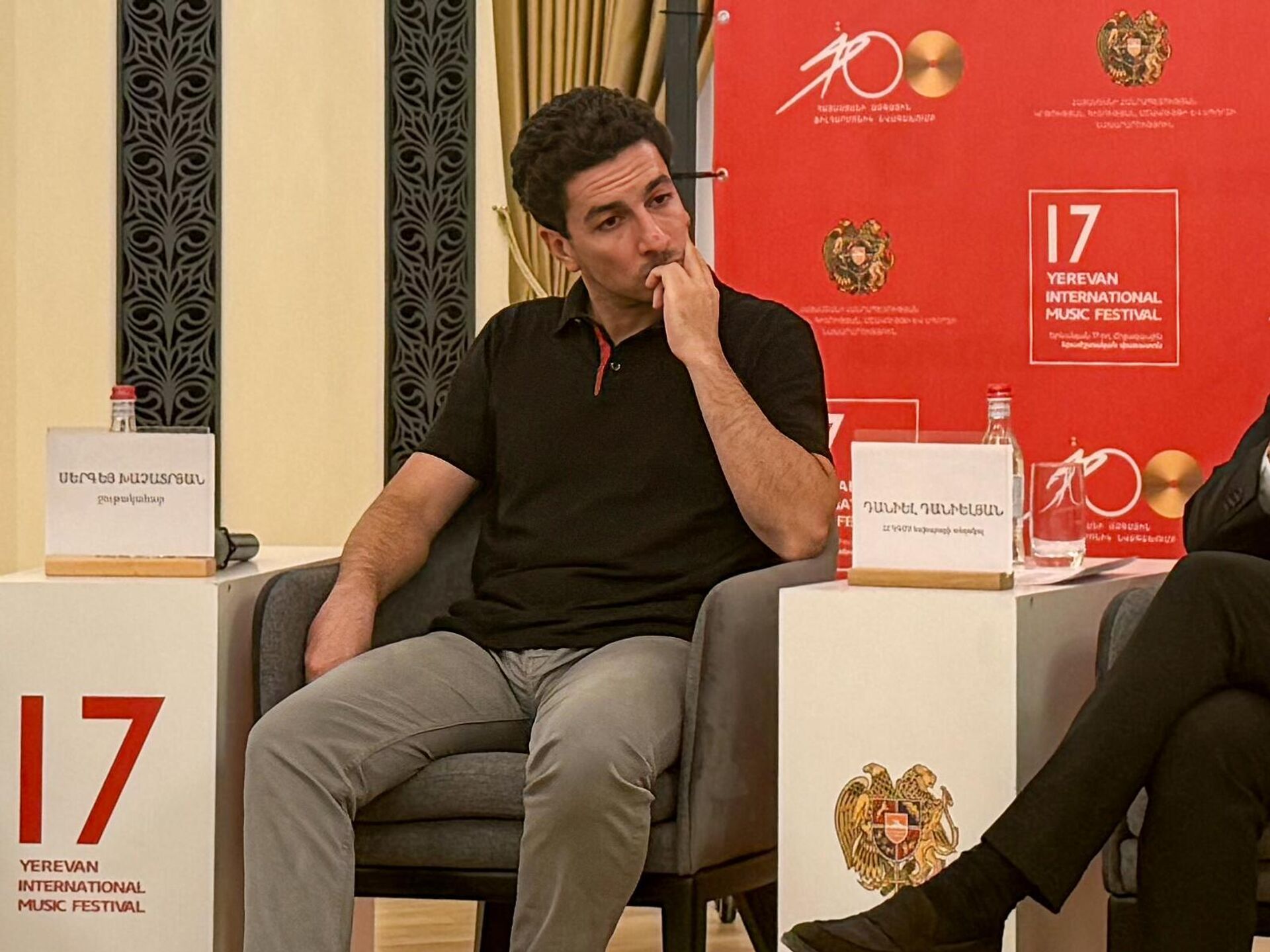 Сергей Хачатрян во время пресс-конференции национального филармонического оркестра Армении по открытию 100-го юбилейного концертного сезона (18 сентября 2025). Еревaн - Sputnik Արմենիա, 1920, 18.09.2025