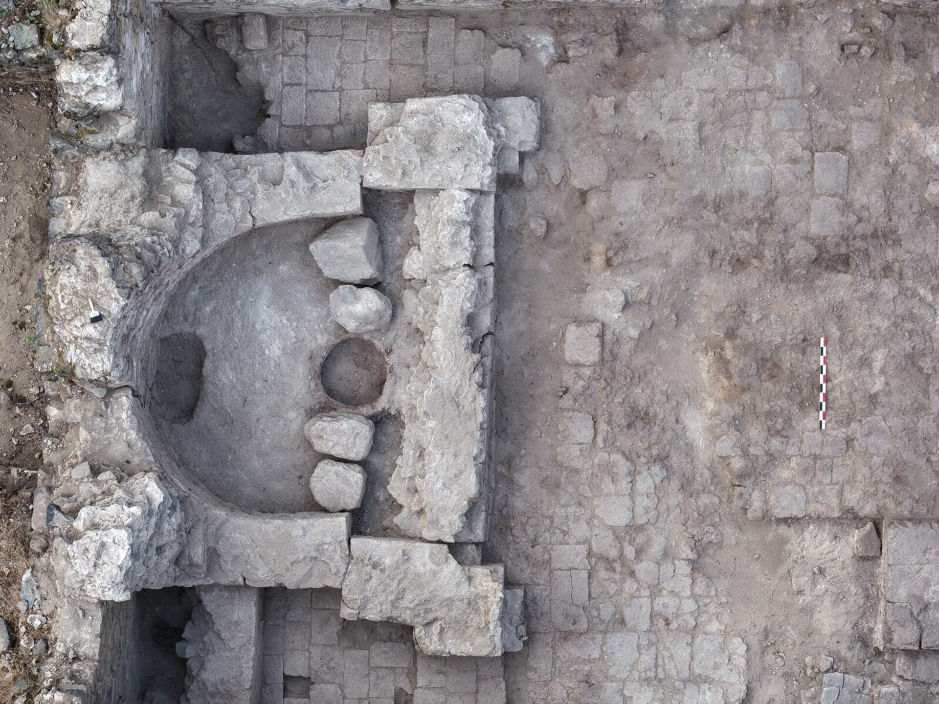 Подковообразный алтарь раннесредневековой церкви на территории капанской цитадели - Sputnik Արմենիա, 1920, 18.09.2025