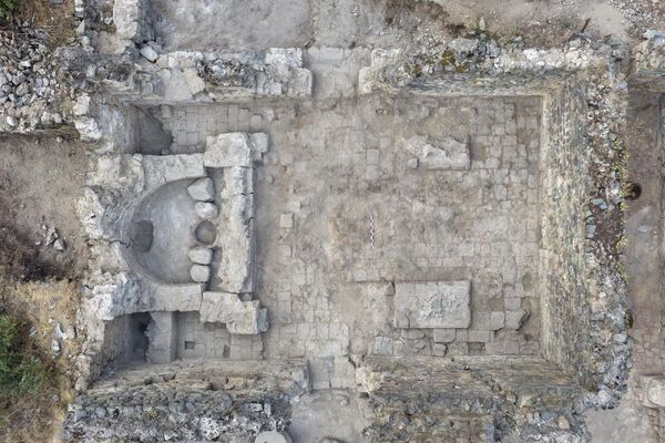 Подковообразный алтарь раннесредневековой церкви на территории капанской цитадели Подковообразный алтарь раннесредневековой церкви на территории капанской цитадели - Sputnik Армения