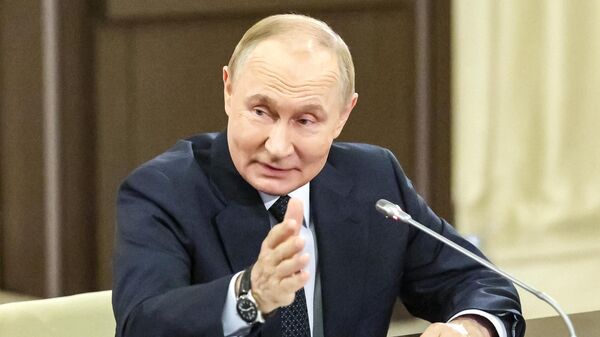 Президент РФ Владимир Путин проводит встречу с руководителями фракций политических партий в Госдуме РФ (18 сентября 2025). Ново-Огарево - Sputnik Армения