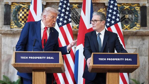 Президент США Дональд Трамп с премьер-министром Великобритании Кейром Стармером во время совместной пресс-конференции в Чекерсе (18 сентября 2025). Англия - Sputnik Армения