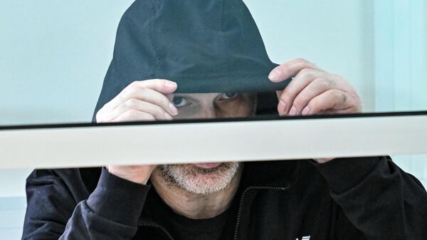 Личный охранник бизнесмена Тельмана Исмаилова Тархан Эльдукаев, обвиняемый в убийствах и покушениях, в том числе на певца Авраама Руссо, в Московском гарнизонном военном суде (29 мая 2025). Москвa - Sputnik Армения