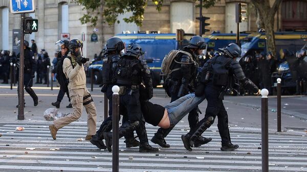 Сотрудники полиции задерживают протестующих во время продолжающихся забастовок и протестных акций по всей стране (18 сентября 2025). Париж - Sputnik Армения
