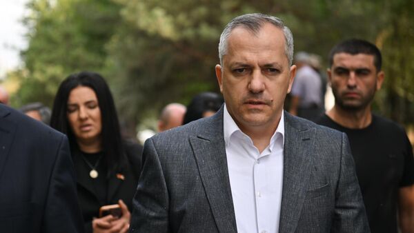 Самвел Шахраманян и другие официальные лица посетили военный пантеон Ераблур в день памяти погибших в результате агрессии ВС Азербайджана 19 сентября 2023 года, положившей начало исходу армян из Нагорного Карабаха (18 сентября 2025). Еревaн - Sputnik Армения