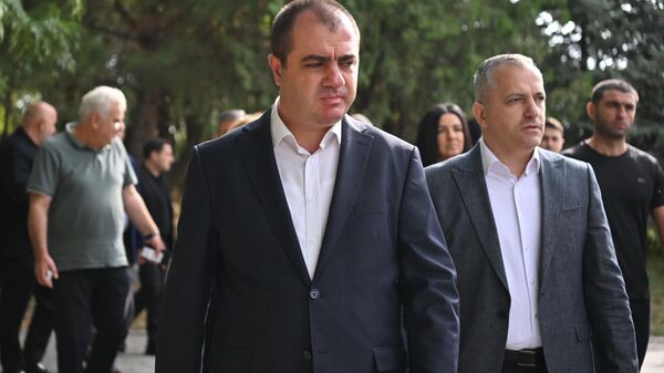 Ашот Даниелян, Самвел Шахраманян и другие официальные лица посетили военный пантеон Ераблур в день памяти погибших в результате агрессии ВС Азербайджана 19 сентября 2023 года, положившей начало исходу армян из Нагорного Карабаха (18 сентября 2025). Еревaн - Sputnik Армения