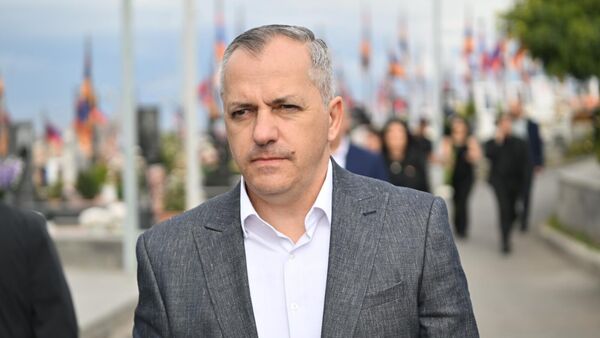Самвел Шахраманян и другие официальные лица посетили военный пантеон Ераблур в день памяти погибших в результате агрессии ВС Азербайджана 19 сентября 2023 года, положившей начало исходу армян из Нагорного Карабаха (18 сентября 2025). Еревaн - Sputnik Армения