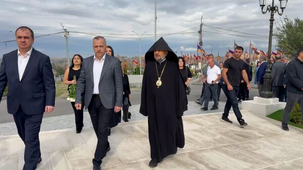  Եռաբլուրում են Արցախի նախկին նախագահ Սամվել Շահրամանյանը և ԱԺ նախագահ Աշոտ Դանիելյանը, - Sputnik Արմենիա