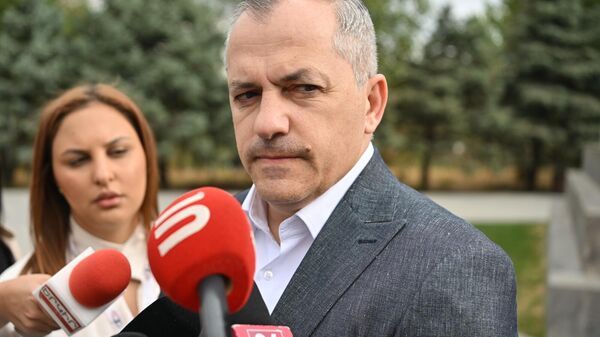 Самвел Шахраманян общается с прессой в военном пантеоне Ераблур в день памяти погибших в результате агрессии ВС Азербайджана 19 сентября 2023 года, положившей начало исходу армян из Нагорного Карабаха (18 сентября 2025). Еревaн - Sputnik Армения