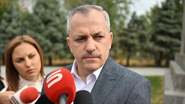 Самвел Шахраманян общается с прессой в военном пантеоне Ераблур в день памяти погибших в результате агрессии ВС Азербайджана 19 сентября 2023 года, положившей начало исходу армян из Нагорного Карабаха (18 сентября 2025). Еревaн - Sputnik Армения