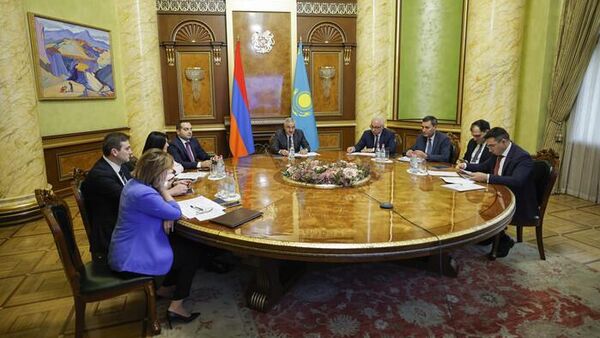 Вице-премьер Мгер Григорян и вице-премьер Республики Казахстан Серик Жумангарин на 11-м заседании Межправительственной комиссии по экономическому сотрудничеству между Республикой Армения и Республикой Казахстан (19 сентября 2025). Ереван - Sputnik Армения