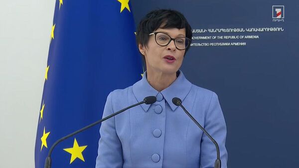 Еврокомиссар по вопросам расширения и политики добрососедства Марта Кос во время совместного выступления с заявлением с вице-премьером Армении (19 сентября 2025). Еревaн - Sputnik Армения