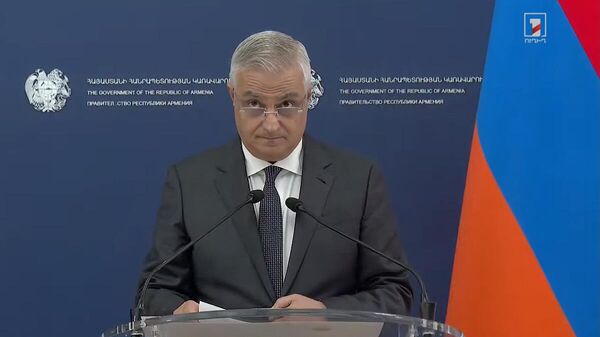 Вице-премьер Мгер Григорян во время совместного выступления с заявлением с Еврокомиссаром по вопросам расширения и политики добрососедства (19 сентября 2025). Еревaн - Sputnik Армения