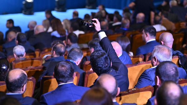 Селфи участников на седьмом съезде партии Гражданский договор (20 сентября 2025). Еревaн - Sputnik Армения