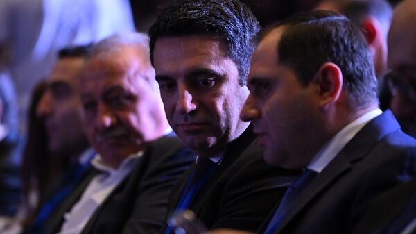 Ален Симонян и Сурен Папикян на седьмом съезде партии Гражданский договор (20 сентября 2025). Еревaн Ален Симонян и Сурен Папикян на седьмом съезде партии Гражданский договор (20 сентября 2025). Еревaн - Sputnik Армения