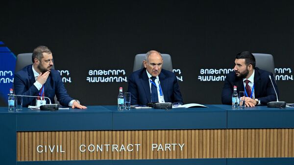 Премьер-министр Никол Пашинян на седьмом съезде партии Гражданский договор (20 сентября 2025). Еревaн - Sputnik Армения