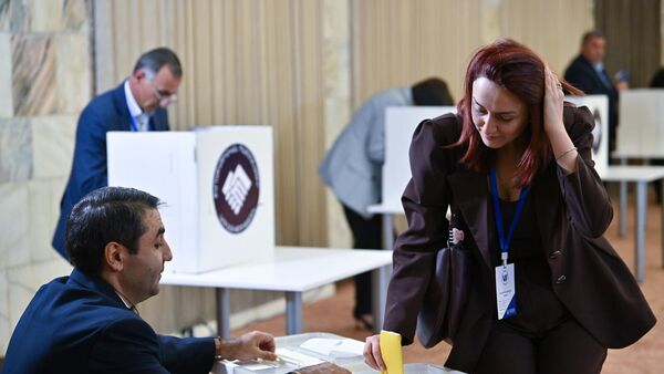 Голосование членов ГД после заседания партии (20 сентября 2025). Еревaн Голосование членов ГД после заседания партии (20 сентября 2025). Еревaн - Sputnik Армения