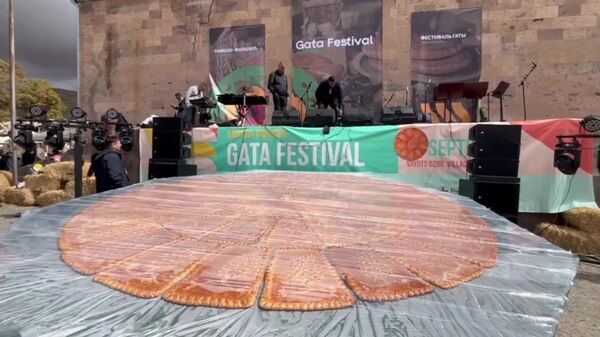 Самая большая гата в мире на фестивале Хачик Гата в селе Хачик - Sputnik Армения