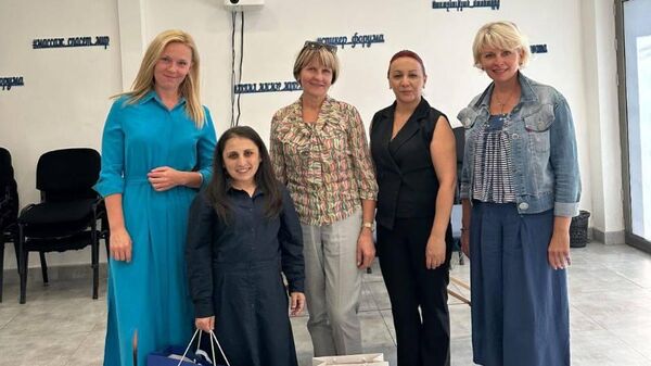 Сотрудники Посольства и Русского Дома в Ереване вручили диплом и призы участнице Абилимпикса 2024 года, профессиональной массажистке Мери Хечоян (20 сентября 2025). Еревaн - Sputnik Армения