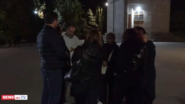 Родственники погибших военнослужащих собрались у Ераблура, чтобы не допустить посещения Никола  Пашиняна ранним утром (20 сентября 2025). Еревaн - Sputnik Армения