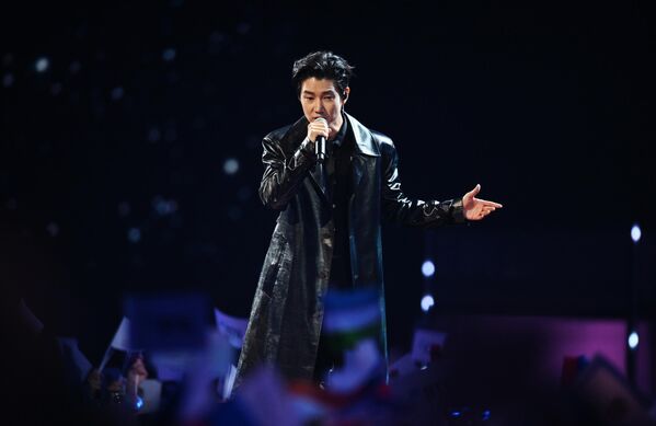 Ван Си (КНР)Будучи выпускником Шэньянской консерватории музыки, Ван Си известен сочетанием строгой академической школы и сильной эмоциональной подачи. Один из самых выразительных голосов современной китайской сцены, обладатель множества национальных музыкальных премий и признанный мастер живых выступлений. - Sputnik Армения