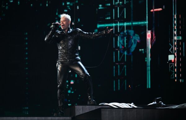 (Shaman) Ярослав Дронов (Россия)За плечами популярного артиста три музыкальных образования, многолетний опыт сценической деятельности и самостоятельное продюсирование своего творчества. Признание знаменитому певцу принесли мощный голос, яркий образ и, конечно, авторские песни, которые никого не оставляют равнодушным․ - Sputnik Армения