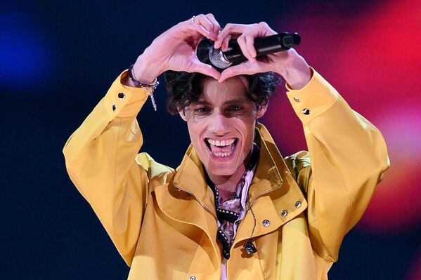 Фаррух Хасанов (Таджикистан)Фаррух завоевал внимание широкой аудитории своими каверами в видеочатах, а позднее уверенно заявил о себе как самостоятельный артист․ - Sputnik Армения