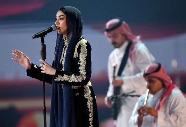 Зейна Имад (Саудовская Аравия)Зейна начала карьеру с каверов и выступлений на открытых сценах, а сегодня её клипы собирают сотни миллионов просмотров на YouTube. Стиль артистки — это соединение традиционных арабских мелодий и современных поп-ритмов с элементами Халиджи, джаза и софт-рока. - Sputnik Армения