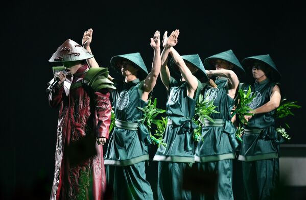 Дык Фук (Вьетнам)Один из самых узнаваемых голосов вьетнамской поп-сцены. Артист стал сенсацией после триумфа на шоу &quot;Голос Вьетнама&quot; и быстро завоевал любовь миллионов слушателей. - Sputnik Армения