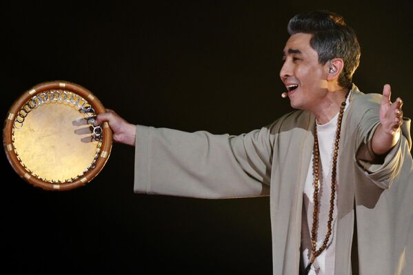 Шохрух Ганиев (Узбекистан)Певец, педагог и признанный исполнитель из Узбекистана, с юных лет посвятивший себя национальной музыкальной культуре. Его творческий путь начался с доиры — народного ударного инструмента, а первой вокальной работой стала ария из узбекской оперы. - Sputnik Армения