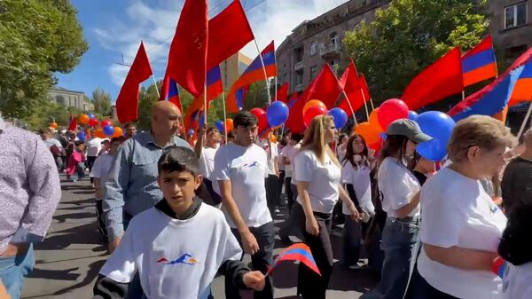 Երևանում ընթանում է Հայաստանի Անկախության օրվան նվիրված երթը - Sputnik Արմենիա