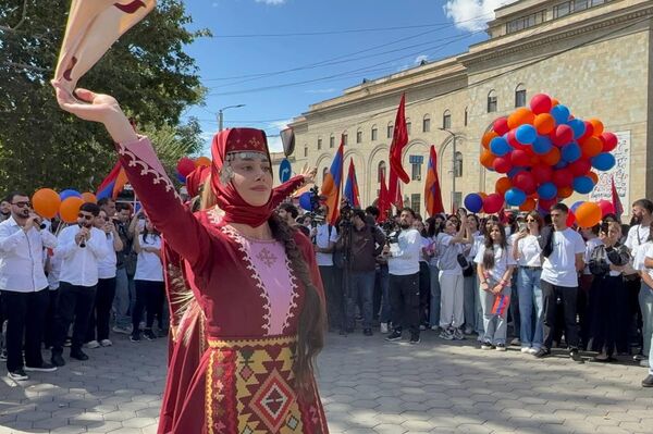 Արամ Մանուկյանի արձանի մոտ - Sputnik Արմենիա