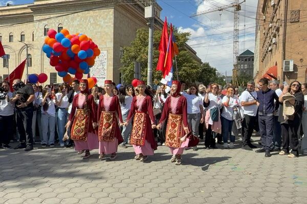 Արամ Մանուկյանի արձանի մոտ - Sputnik Արմենիա