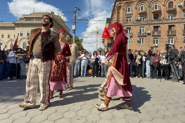 Արամ Մանուկյանի արձանի մոտ - Sputnik Արմենիա
