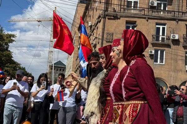 Արամ Մանուկյանի արձանի մոտ - Sputnik Արմենիա