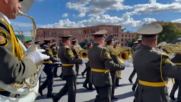 Անկախության տոնական միջոցառումները Երևանի Հանրապետության հրապարակում մեկնարկել են զինվորական նվագախմբերի քայլերթով Անկախության տոնական միջոցառումները Երևանի Հանրապետության հրապարակում մեկնարկել են զինվորական նվագախմբերի քայլերթով - Sputnik Армения