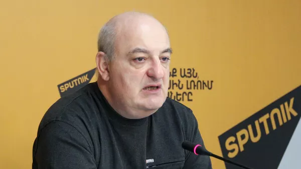 Политтехнолог Армен Бадалян на пресс-конференции Что показал съезд правящей партии (22 сентября 2025). Еревaн - Sputnik Армения