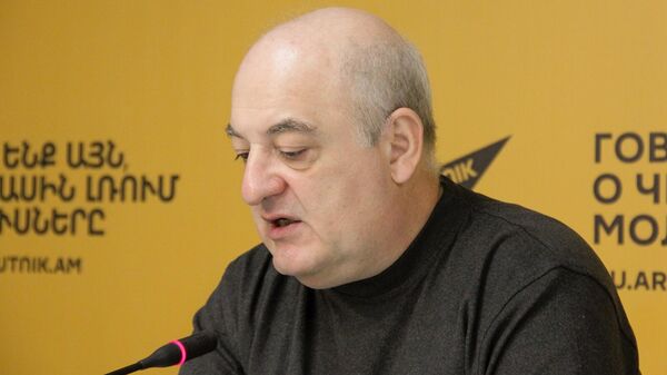 Политтехнолог Армен Бадалян на пресс-конференции Что показал съезд правящей партии (22 сентября 2025). Еревaн Политтехнолог Армен Бадалян на пресс-конференции Что показал съезд правящей партии (22 сентября 2025). Еревaн - Sputnik Армения