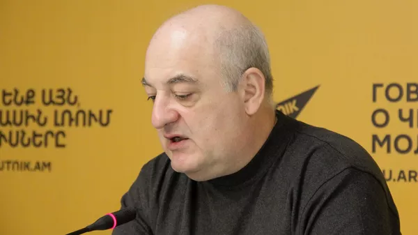 Политтехнолог Армен Бадалян на пресс-конференции Что показал съезд правящей партии (22 сентября 2025). Еревaн - Sputnik Армения