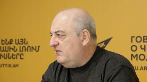 Политтехнолог Армен Бадалян на пресс-конференции Что показал съезд правящей партии (22 сентября 2025). Еревaн - Sputnik Армения
